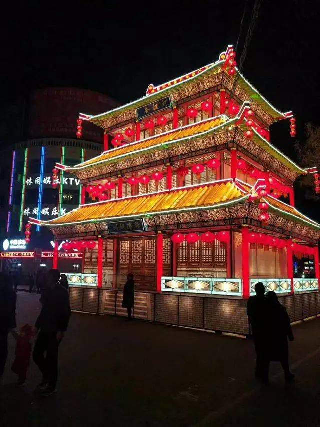 Đó là một tòa đăng sơn được xưng là ngao sơn hai ngao trụ dài hơn hai mươi trượng cự long quay quanh trên đó miệng ngậm đèn sáng làm mấy chục vạn ngọn đèn hoa cùng sáng lên cẩm tú cùng sáng đoạt hồn nhân tâm