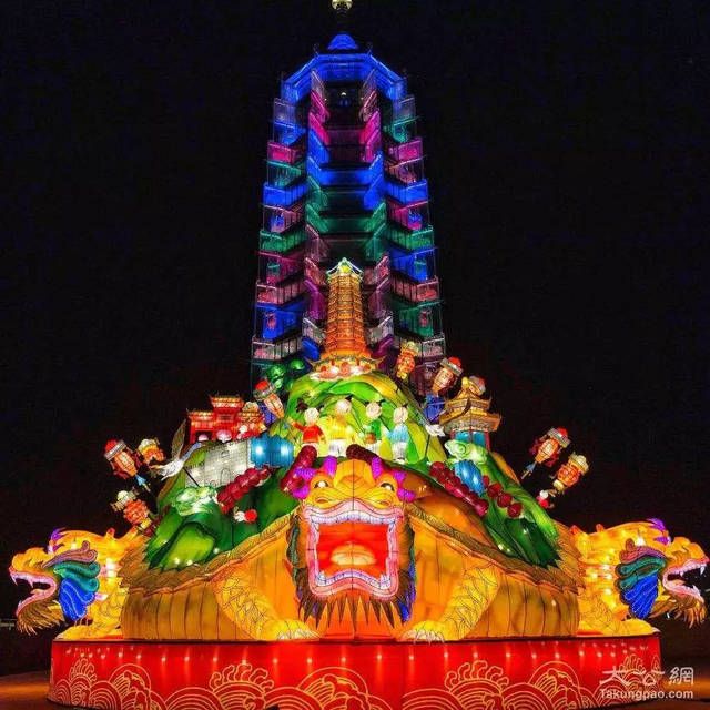 Đó là một tòa đăng sơn được xưng là ngao sơn hai ngao trụ dài hơn hai mươi trượng cự long quay quanh trên đó miệng ngậm đèn sáng làm mấy chục vạn ngọn đèn hoa cùng sáng lên cẩm tú cùng sáng đoạt hồn nhân tâm